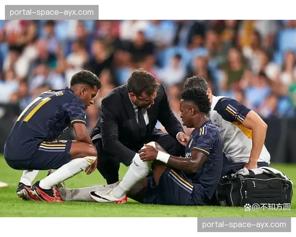 特写镜头：终场哨响，为保级拼尽全力的卢顿老将汤姆·洛克耶累瘫在草皮上