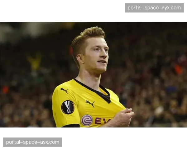 特写：老将罗伊斯在替补席上认真记录比赛笔记，关注多特蒙德每一处战术细节